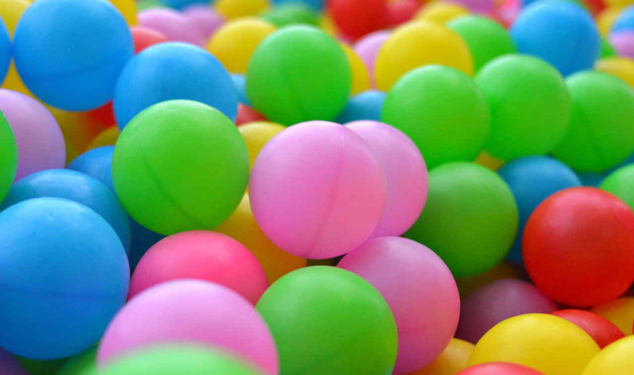 Bunte Plastikbälle in verschiedenen Farben Bild